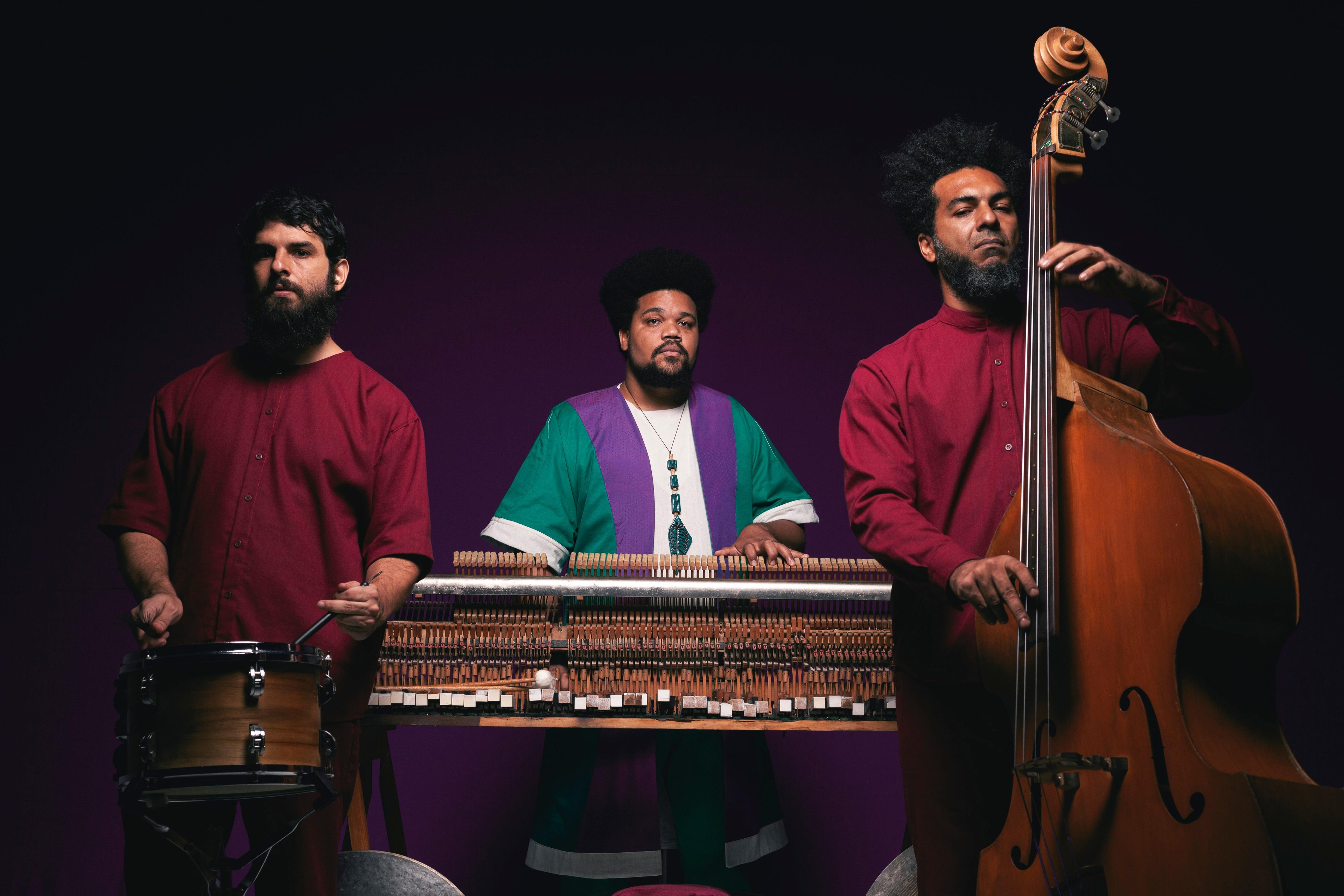 Amaro Freitas, ao lado de Jean Elton (baixo) e Hugo Medeiros (bateria), grava novo disco