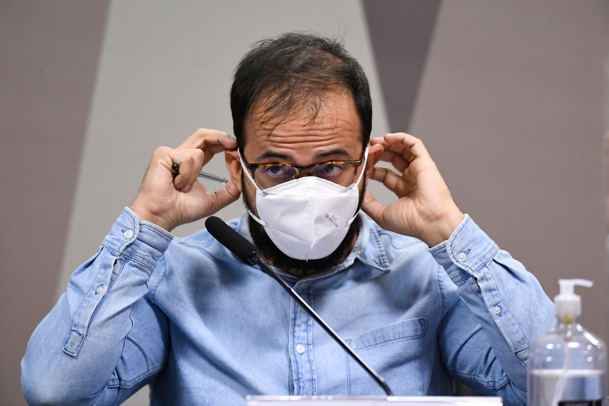 Chefe de importa&ccedil;&atilde;o do Departamento de Log&iacute;stica do Minist&eacute;rio da Sa&uacute;de alega que sofreu press&atilde;o para acelerar importa&ccedil;&atilde;o da vacina