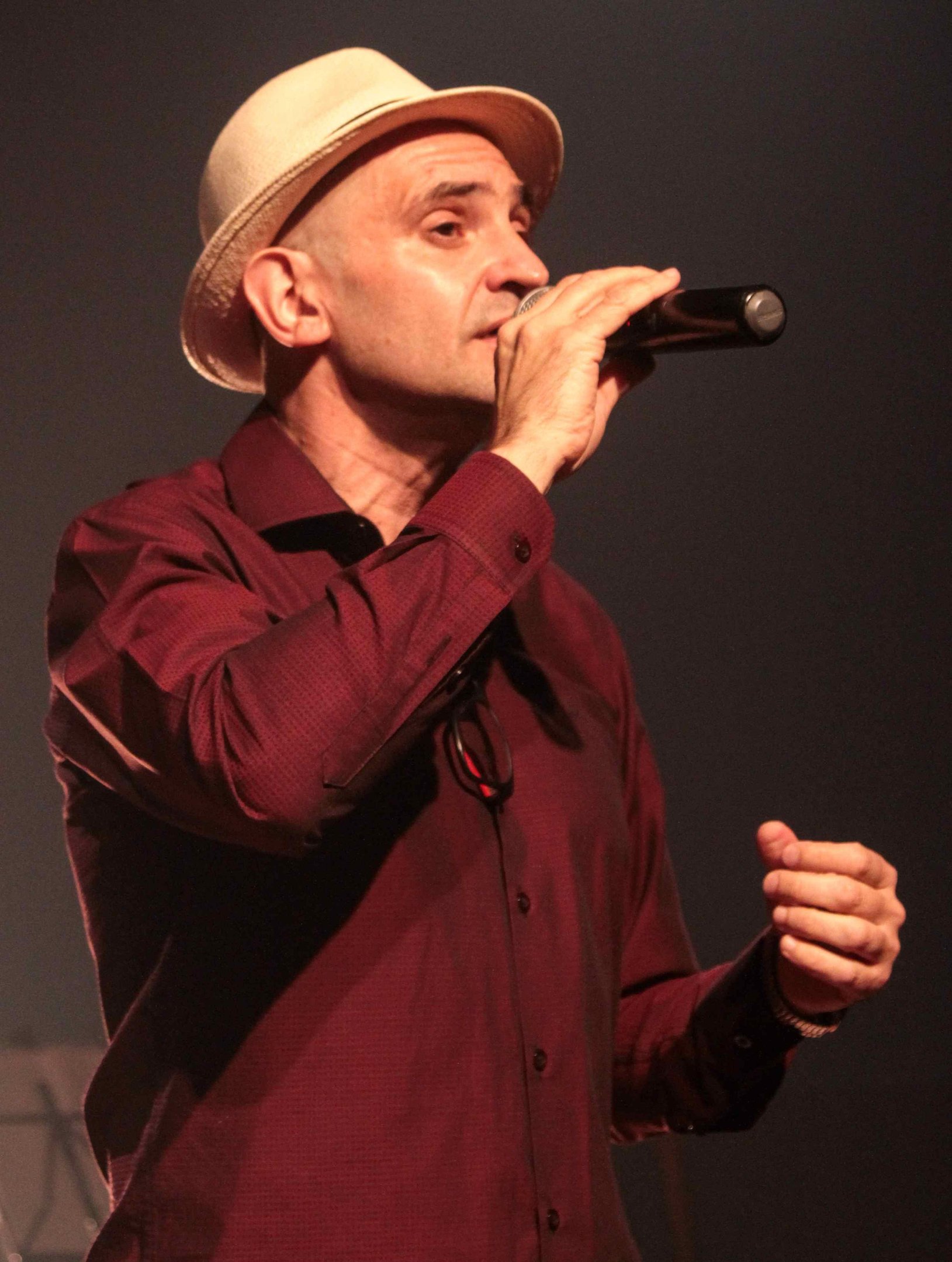 Leandro Bertolo apresenta as faixas do seu segundo disco, "A Flor do Som", entre outras can&ccedil;&otilde;es