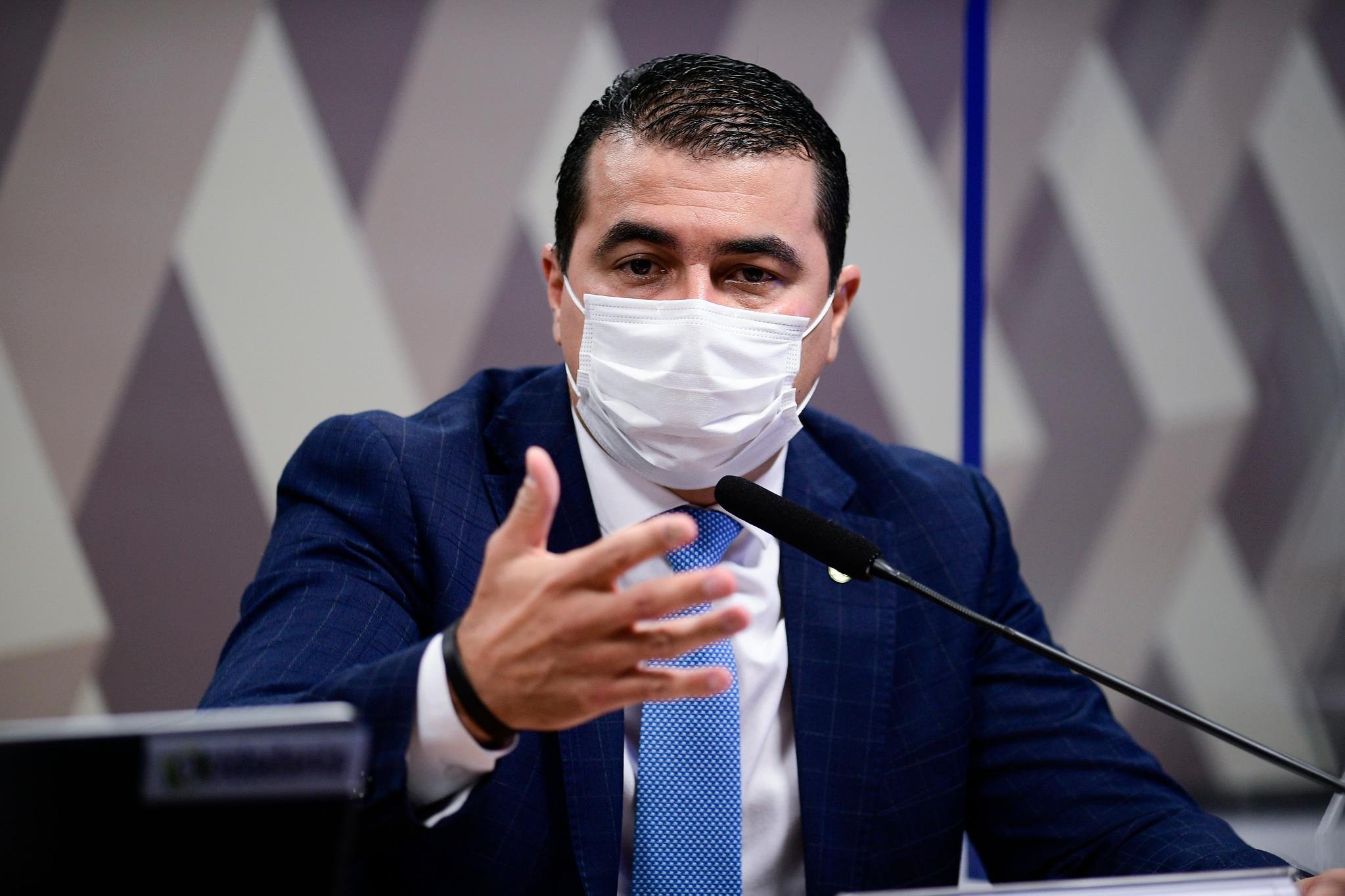 Pazuello j&aacute; havia responsabilizado antes sua demiss&atilde;o por press&otilde;es pol&iacute;ticas