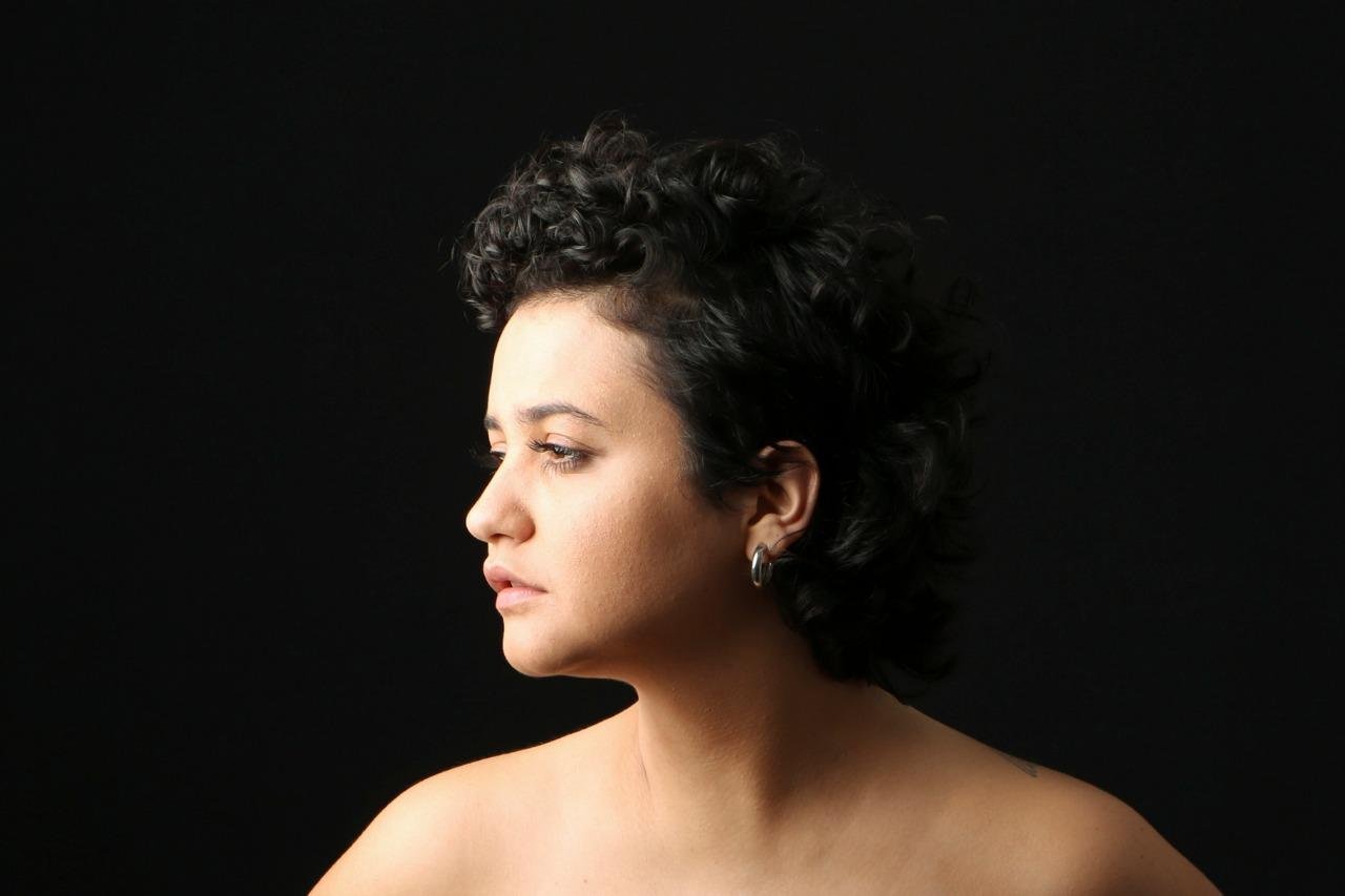 Camila Lopez &eacute; a solista convidada da Orquestra Municipal de Garibaldi  no concerto "Lembra Elis", que promete uma viagem no tempo e carreira da Elis Regina, &agrave;s 20h de hoje, com transmiss&atilde;o pelos canais digitais da orquestra no YouTube e Facebook.