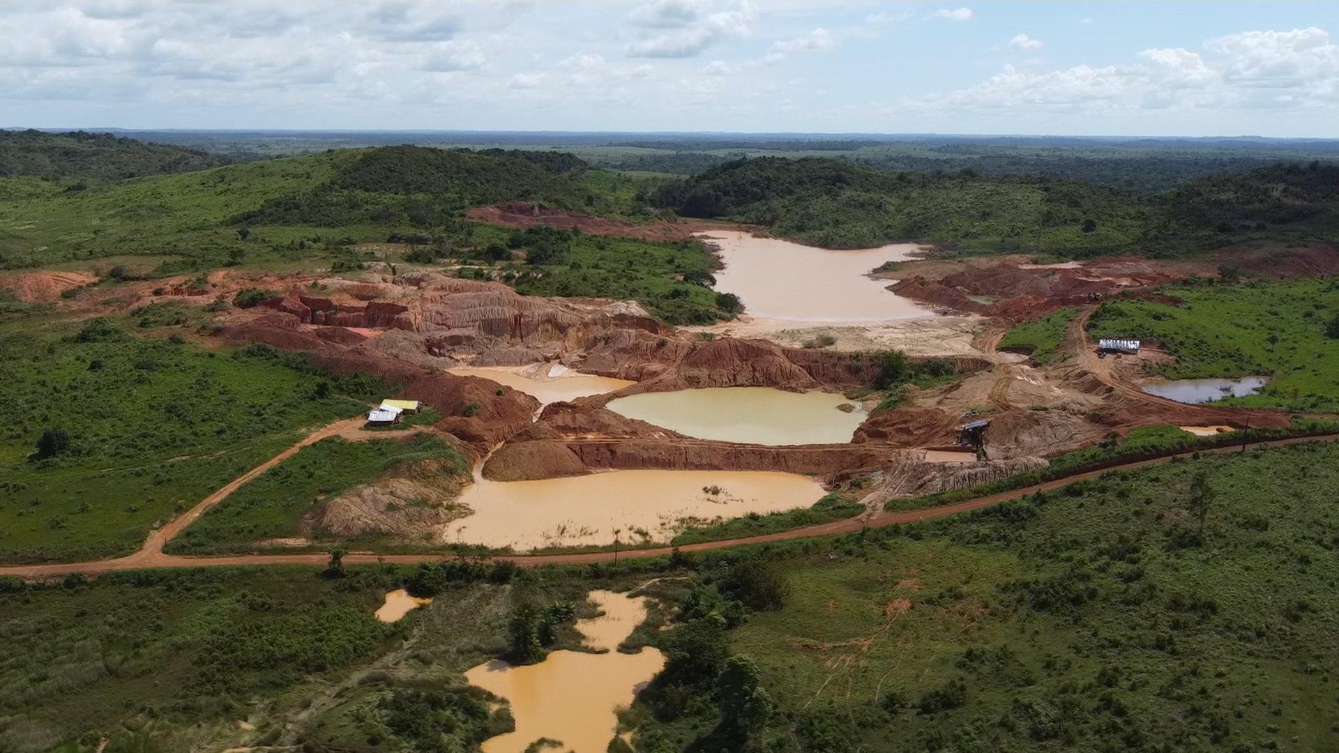 Equipe realiza uma descida de 170m e entra no po&ccedil;o de um dos grandes garimpos de Cachoeira do Piri&aacute;, no Par&aacute;, onde a a corrida para encontrar riquezas fez surgir pontos de explora&ccedil;&atilde;o ilegal at&eacute; mesmo em &aacute;reas residenciais.