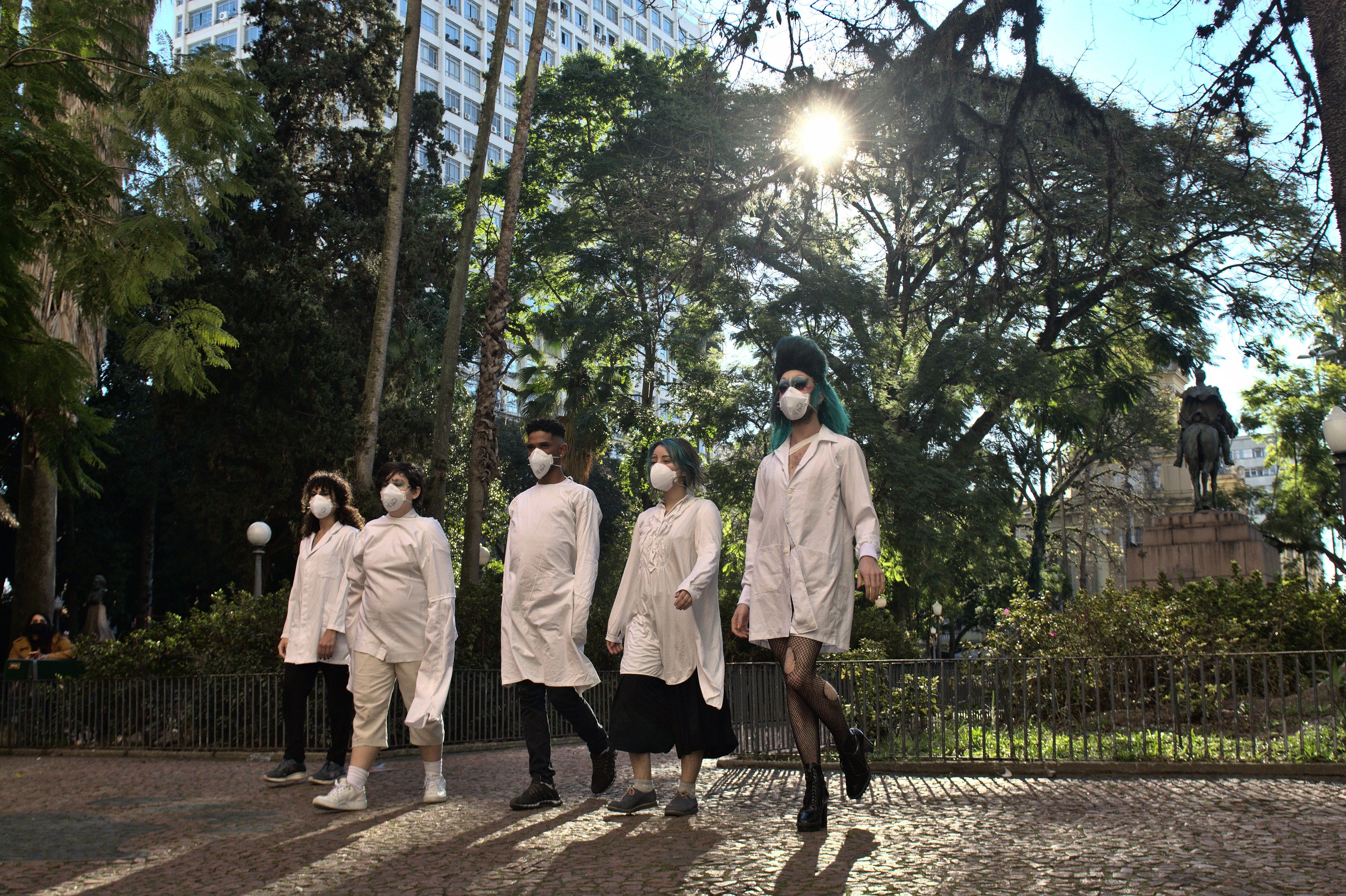 Performance "Transcendendo a Vida Nua", que ocorreu na &uacute;ltima sexta, no Centro Hist&oacute;rico de Porto Alegre, ser&aacute; exibida hoje em alguns pontos da cidade