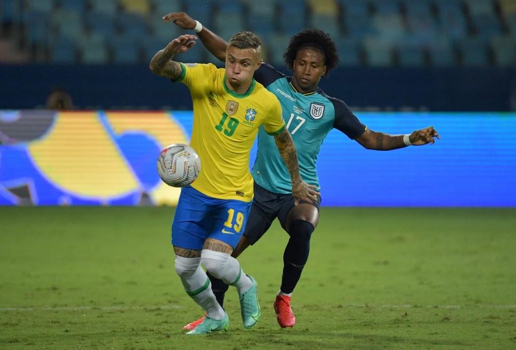 Atacante fez a assist&ecirc;ncia para o gol brasileiro