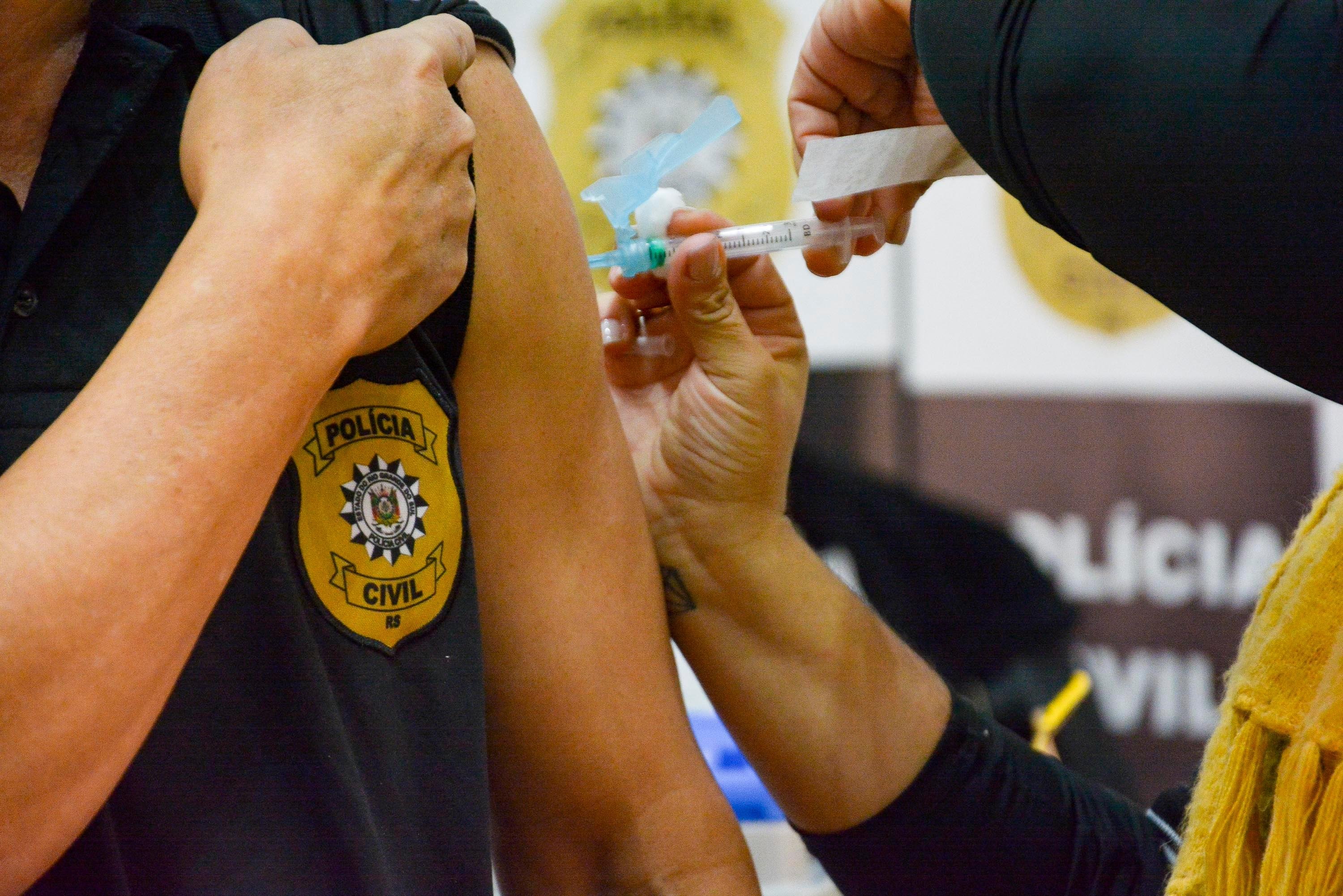 Aplica&ccedil;&atilde;o da vacina dos policiais civis &eacute; feita pelas equipes de vacina&ccedil;&atilde;o da SMS