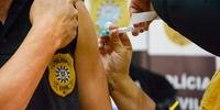 Aplicação da vacina dos policiais civis é feita pelas equipes de vacinação da SMS