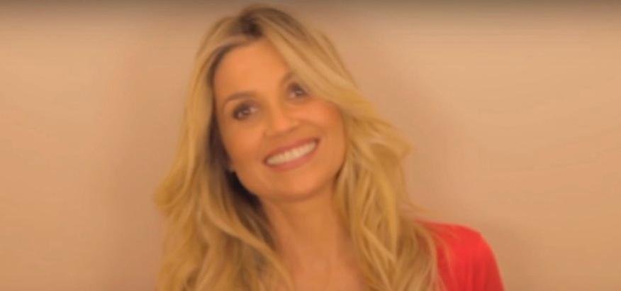 Fl&aacute;via Alessandra comemorou o fato de ter recebido a primeira dose da vacina