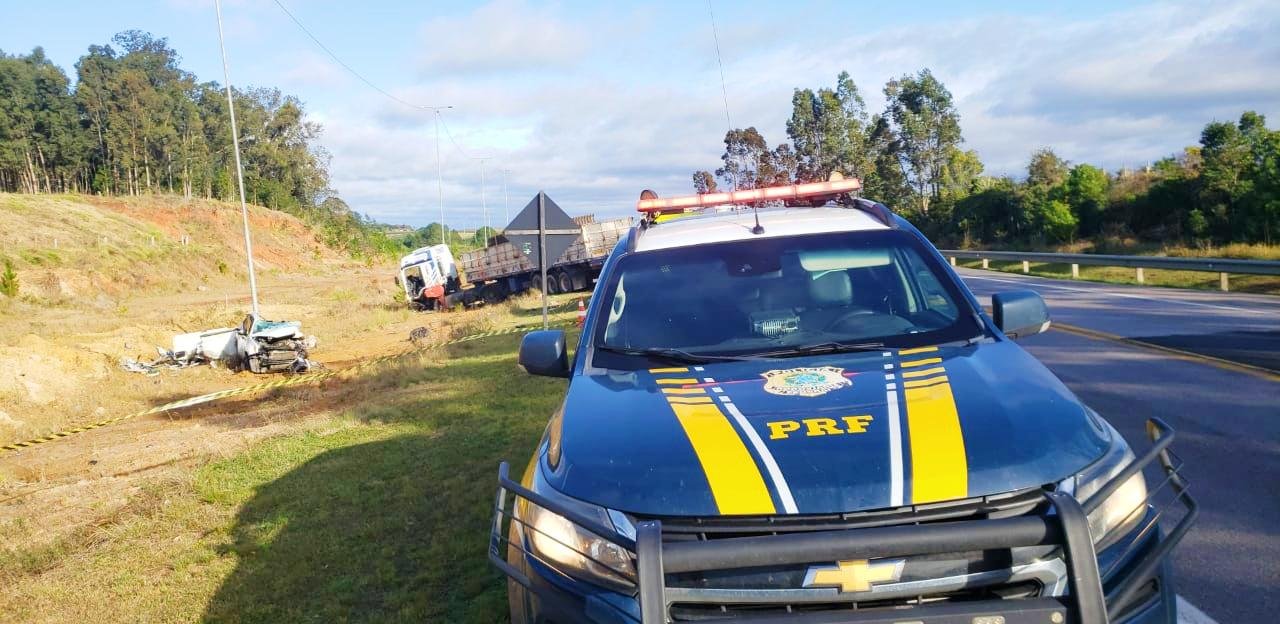 Ve&iacute;culos foram parar fora da estrada