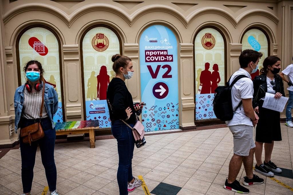 Ministro da Sa&uacute;de da R&uacute;ssia projeta vacina&ccedil;&atilde;o anual contra a Covid-19