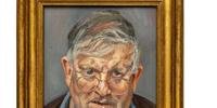 David Hockney, um dos artistas vivos mais caros do mundo, aparece com o queixo levemente franzido, os óculos um pouco inclinados