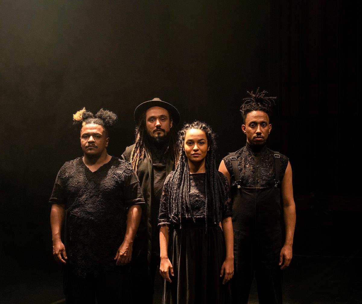 Na pe&ccedil;a-filme  a palavra tem papel fundamental: pulsa com os atores evocando uma "fala percussiva" que traz &agrave; cena uma batida constante, compassada, um ritmo musical aos di&aacute;logos e &agrave; narrativa.