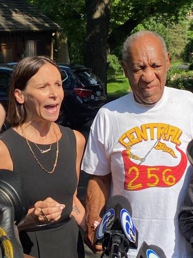 Ator Bill Cosby na frente de sua resid&ecirc;ncia na Pensilv&acirc;nia (EUA)