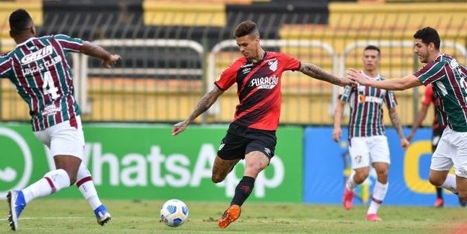 Athletico-PR venceu o Fluminense e segue na cola do l&iacute;der Bragantino