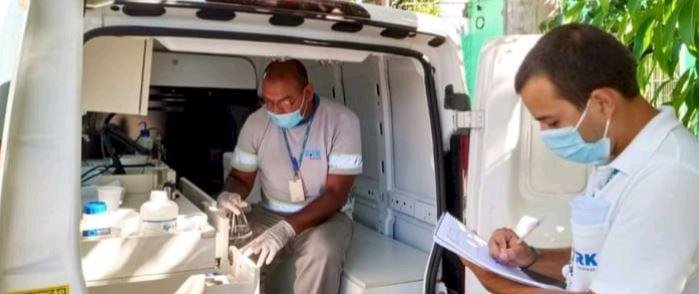 A equipe do Laborat&oacute;rio M&oacute;vel se desloca at&eacute; o local agendado, onde efetua a coleta de amostras e realiza as an&aacute;lises f&iacute;sico-qu&iacute;micas ali mesmo