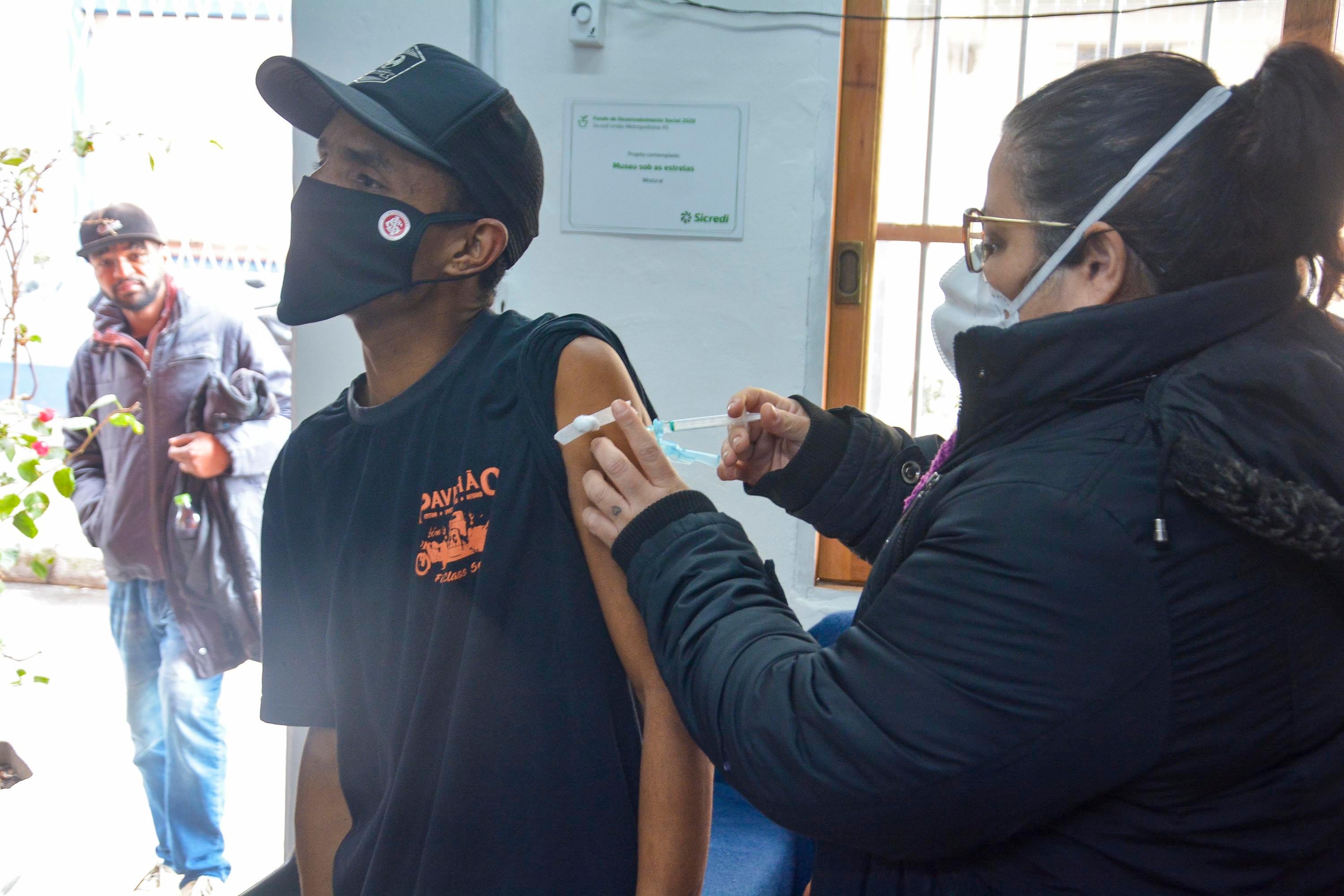 Na manh&atilde; desta quinta-feira, 17 pessoas receberam a vacina Astrazeneca contra a Covid-19