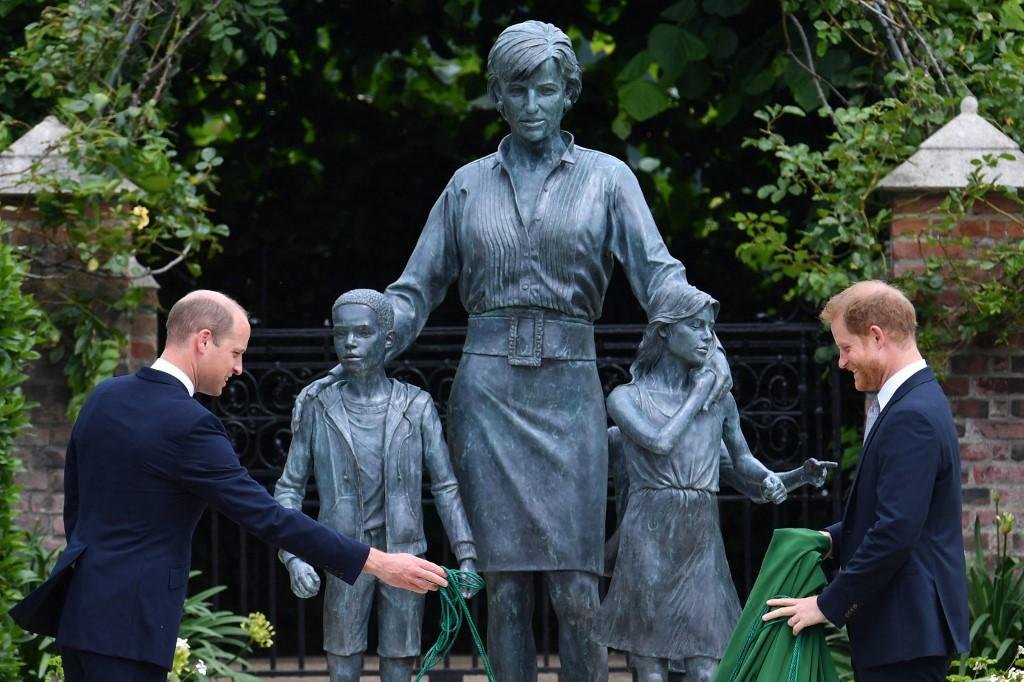 Os pr&iacute;ncipes William e Harry revelam uma est&aacute;tua de sua m&atilde;e, a princesa Diana, no jardim do Pal&aacute;cio de Kensington, Londres