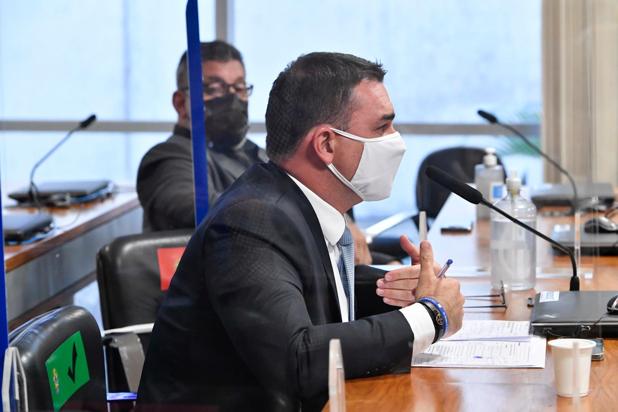 Senador Fl&aacute;vio Bolsonaro (Patriota-RJ) afirma que a den&uacute;ncia de propina na compra de vacinas n&atilde;o vai ter "resultado pr&aacute;tico", e que a acusa&ccedil;&atilde;o j&aacute; faz parte da disputa eleitoral de 2022.