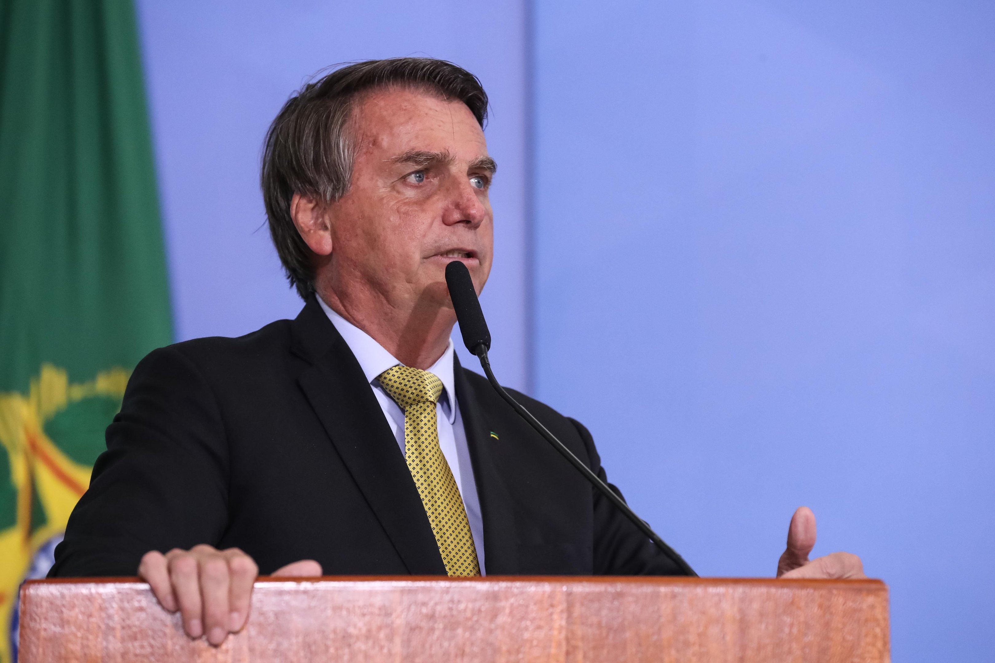Mudan&ccedil;a de tom ocorre com o avan&ccedil;o da vacina&ccedil;&atilde;o que superou marca de 100 milh&otilde;es de doses aplicadas