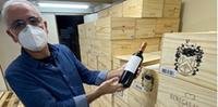 Leocir Vanazzi escolhendo vinhos na adega climatizada situada no 4º Distrito