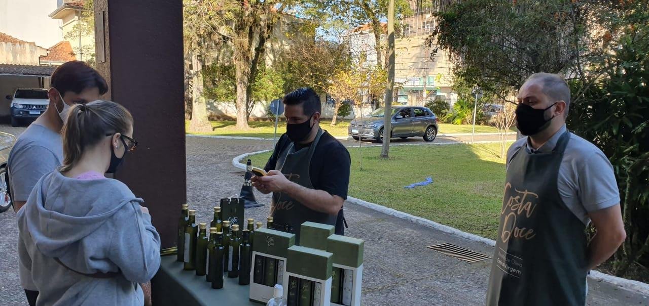 A degusta&ccedil;&atilde;o dos azeites foi suspensa devido &agrave; pandemia do coronav&iacute;rus e &eacute; obrigat&oacute;rio o uso de m&aacute;scara
