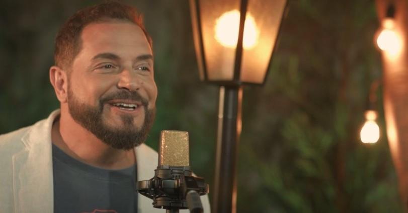 Conrado fala sobre os desafios de avaliar novos talentos no "Canta Comigo"