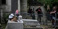 Fãs compareceram neste sábado ao túmulo de Jim Morrison, no cemitério parisiense Père Lachaise