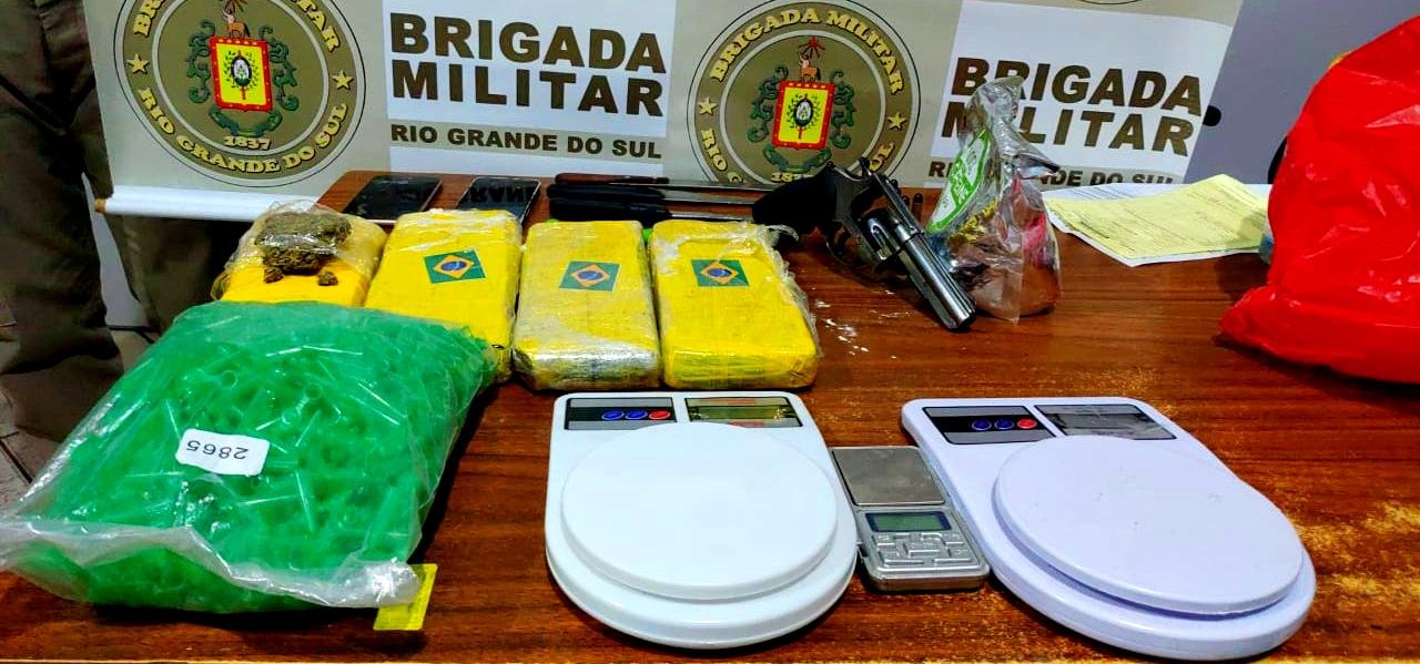 Houve recolhimento de maconha e coca&iacute;na, al&eacute;m de arma, saco com pinos vazios e outros objetos