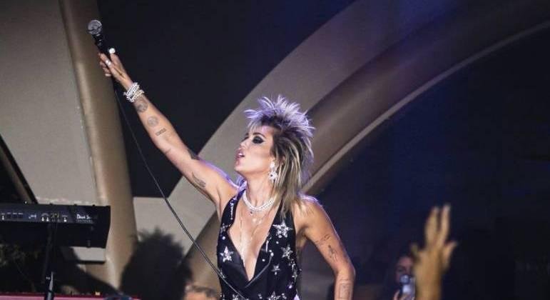 Miley Cyrus declara apoio &agrave; Britney Spears durante show