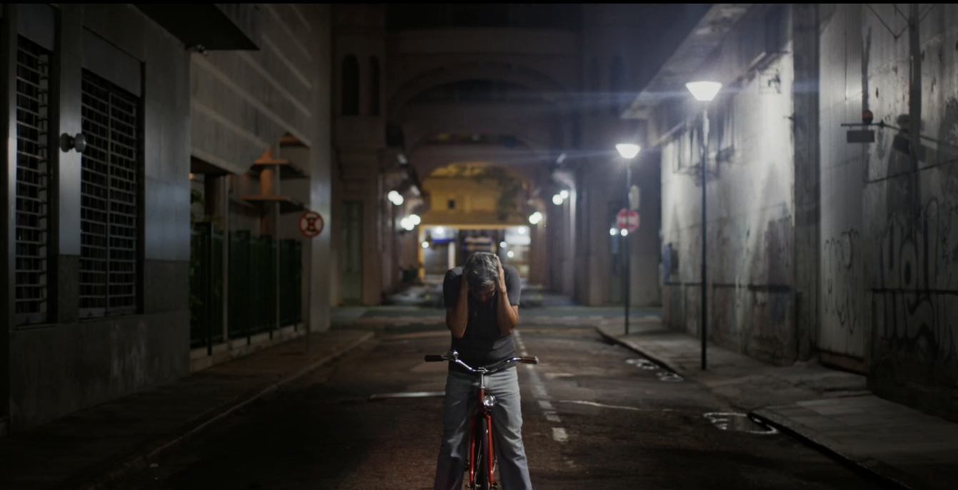 Elena, Ant&ocirc;nio, Ramiro e Sandra experimentam a cidade atrav&eacute;s de suas bicicletas, imbricados no fluxo corriqueiro da capital.