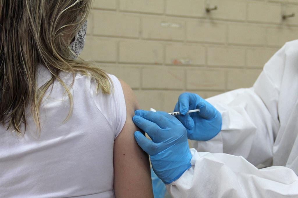 A orienta&ccedil;&atilde;o &eacute; que as pessoas agendem um hor&aacute;rio para aplica&ccedil;&atilde;o da dose