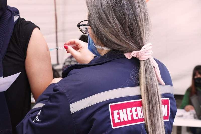 No drive-thru que aconteceu na &uacute;ltima sexta-feira em Eldorado do Sul, as equipes de sa&uacute;de aplicaram mil doses, recorde de aplica&ccedil;&otilde;es em um dia no munic&iacute;pio