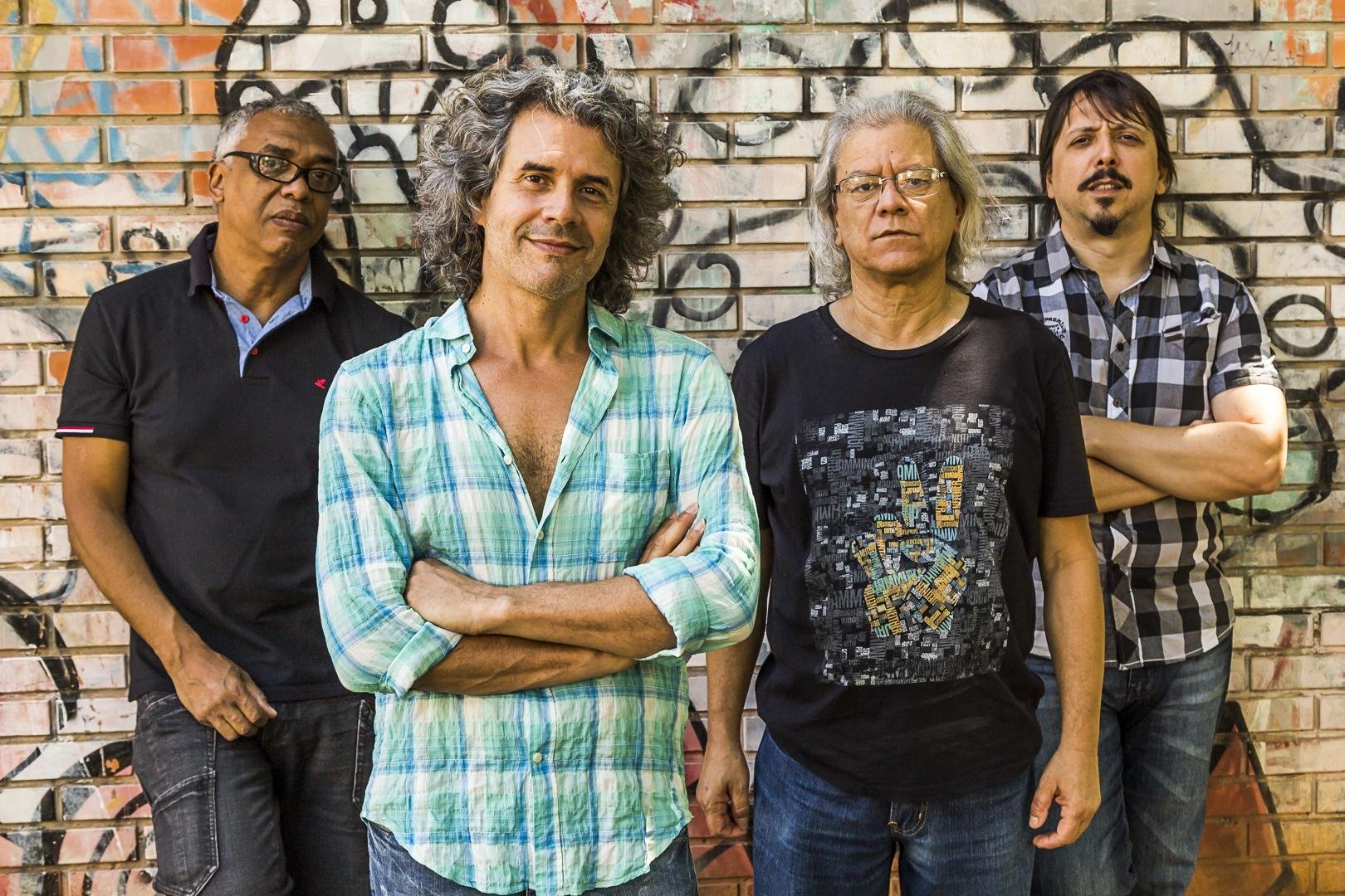Mario Carvalho (baixo), Dudu Sperb (voz), Toneco da Costa (viol&atilde;o) e Giovani Berti (percuss&atilde;o)