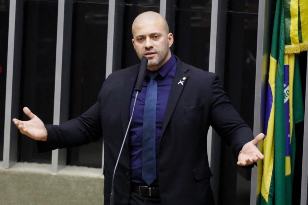 Ministro Alexandre de Moraes, do STF, deu prazo de 48 horas para que o deputado federal Daniel Silveira (PSL-RJ) explique a not&iacute;cia de pediu asilo a quatro pa&iacute;ses diferentes