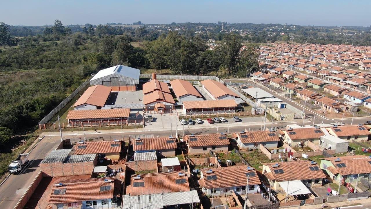 A escola est&aacute; localizada na rua Coqueiro do Sul, em uma &aacute;rea constru&iacute;da de 3.247,89 m&sup2;
