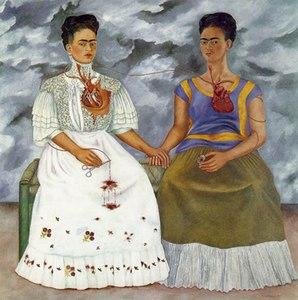 Obras como "As duas Fridas" convergem em uma experi&ecirc;ncia que funde v&iacute;deo, m&uacute;sica e elementos interativos dentro do Front&oacute;n M&eacute;xico, um antigo edif&iacute;cio art d&eacute;co