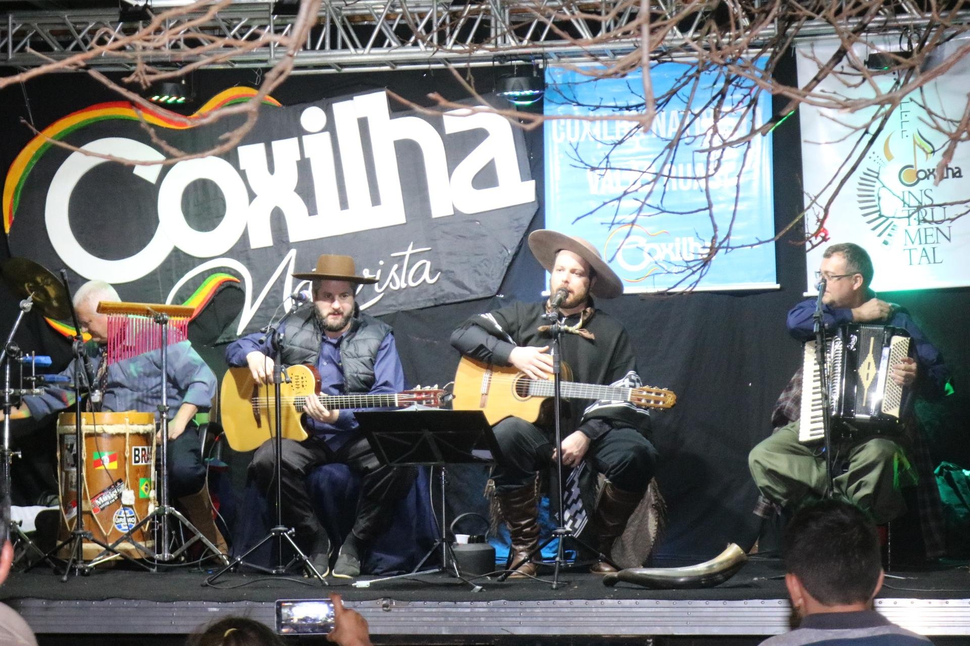M&uacute;sicos percorrem a cidade levando ao p&uacute;blico os sucessos do festival