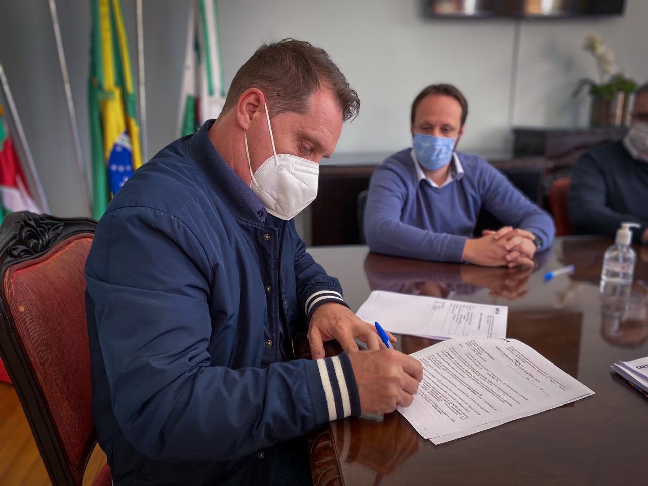 Prefeito Paulo Polis assinou o contrato de R$ 15 milh&otilde;es com pagamento em 120 meses