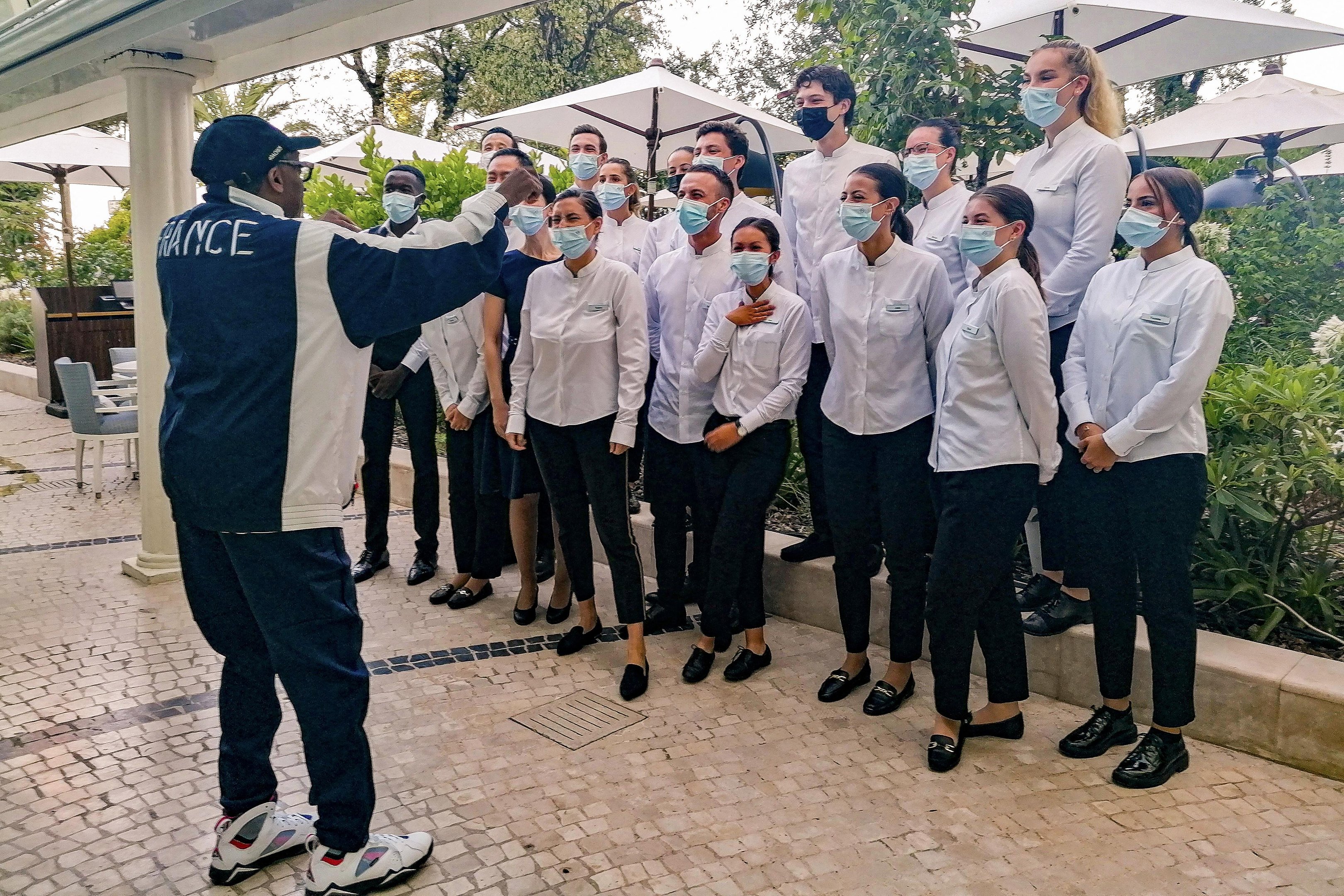 Spike Lee em conversa com um grupo de jovens empregados de um luxuoso hotel da tur&iacute;stica cidade francesa.
