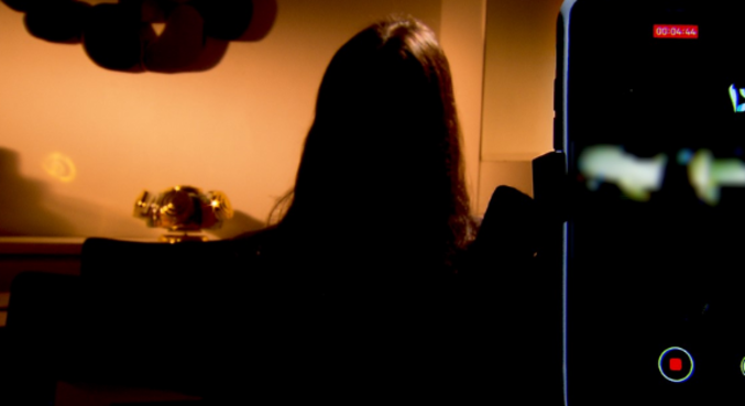C&acirc;mera Record mostra o drama de mulheres que tiveram imagens &iacute;ntimas vazadas na internet