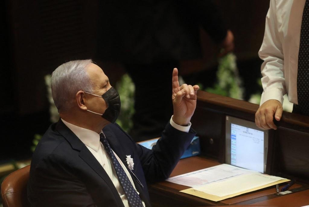Sa&iacute;da acontece um m&ecirc;s depois de ser substitu&iacute;do por seu rival Naftali Bennett