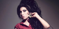Amy Winehouse ficou conhecida por seu contralto vocal e mesclar gêneros musicais
