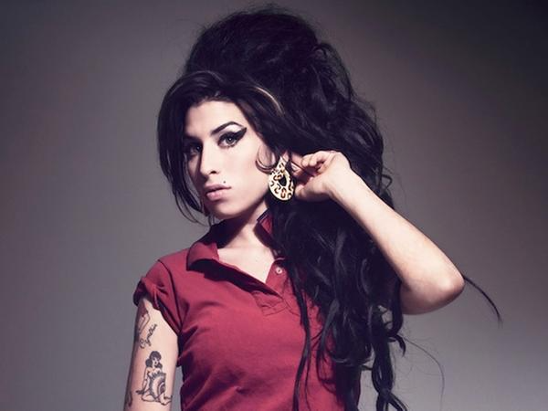 Amy Winehouse ficou conhecida por seu contralto vocal e mesclar g&ecirc;neros musicais