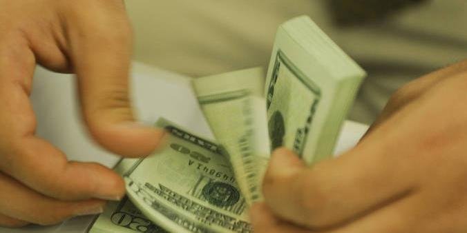 D&oacute;lar fechou em baixa nesta segunda-feira