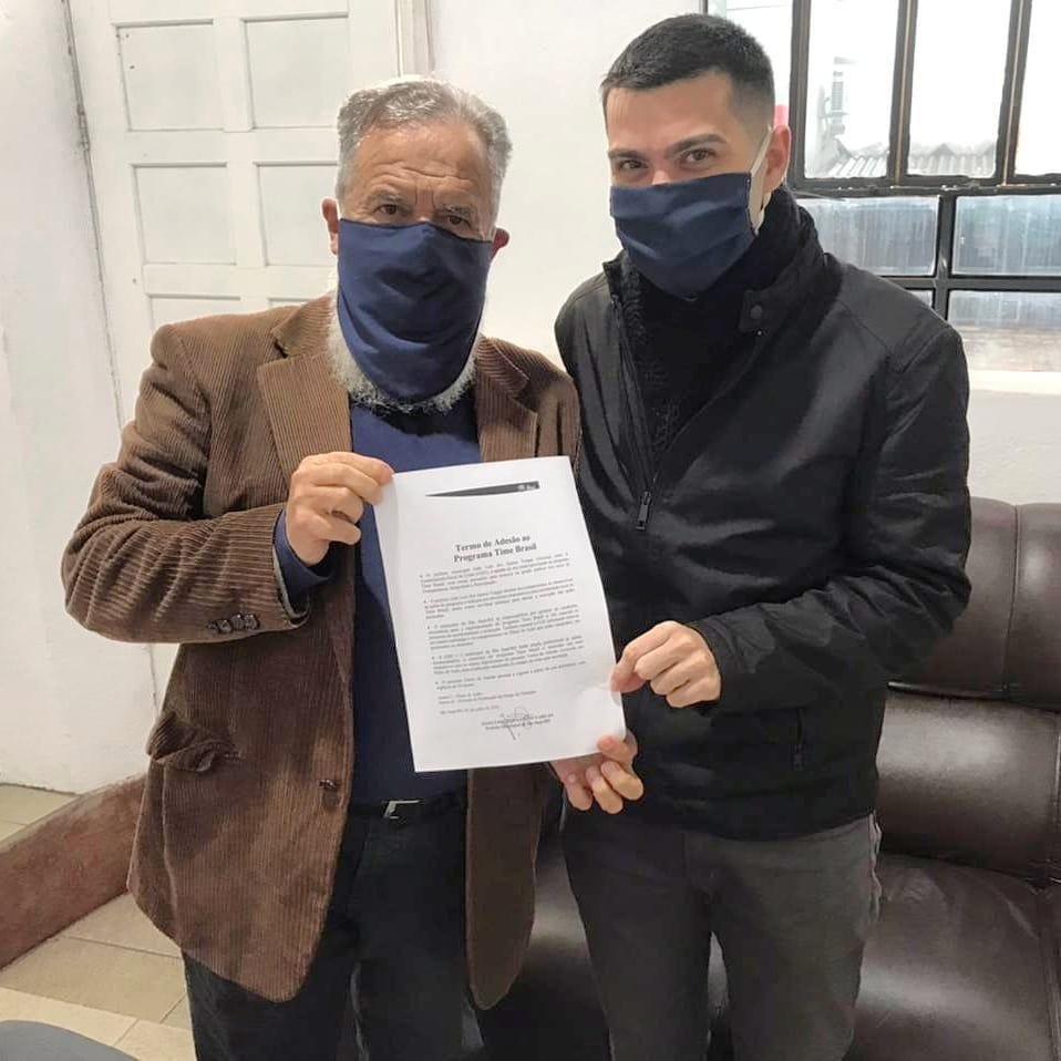 O prefeito Jo&atilde;o Luiz Vargas assinou a ades&atilde;o ao programa