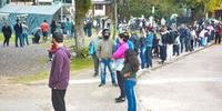 Longas filas se formaram em unidades de saúde para a vacinação de homens a partir dos 36 anos em Porto Alegre