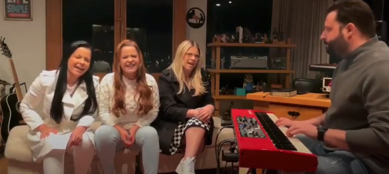 As cantoras sertanejas, que t&ecirc;m juntas o projeto As Patroas, cantaram um trecho da can&ccedil;&atilde;o, que estar&aacute; no repert&oacute;rio da pr&oacute;xima live das tr&ecirc;s, e compartilharam nas redes sociais.