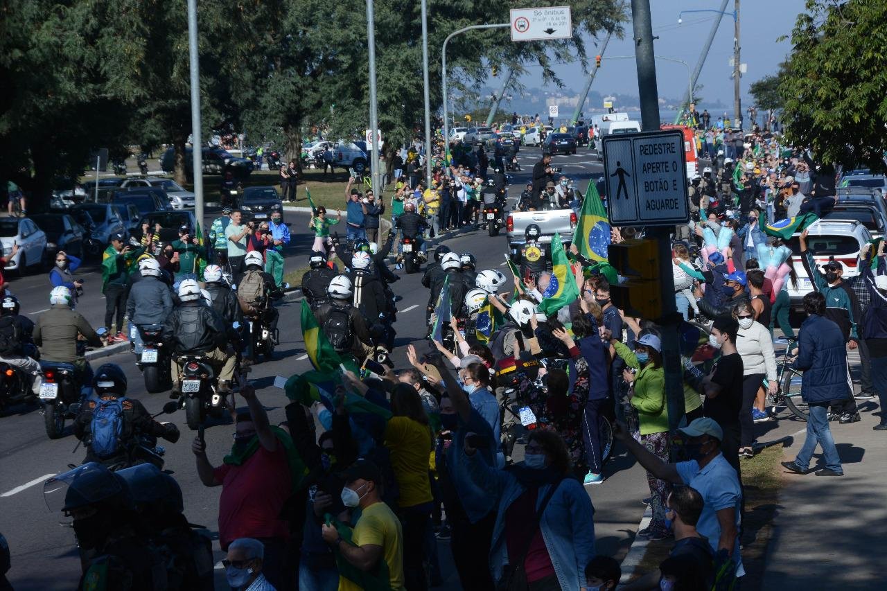 Durante a motociata com o presidente Jair Bolsonaro, na Capital, a maioria dos integrantes n&atilde;o usou prote&ccedil;&atilde;o