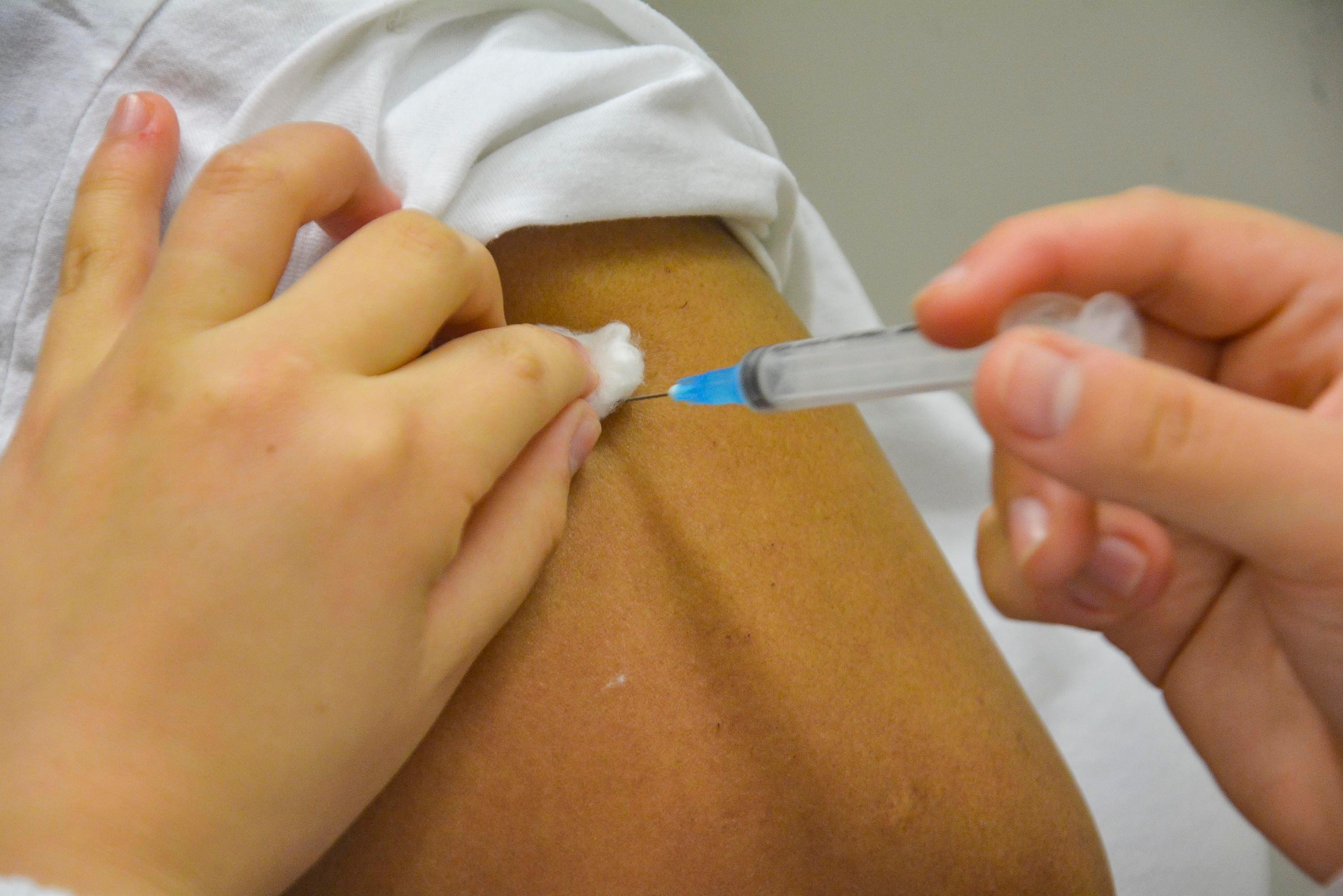 Aplica&ccedil;&atilde;o com encurtamento do intervalo para dez semanas ap&oacute;s primeira dose j&aacute; vale para todo o Estado