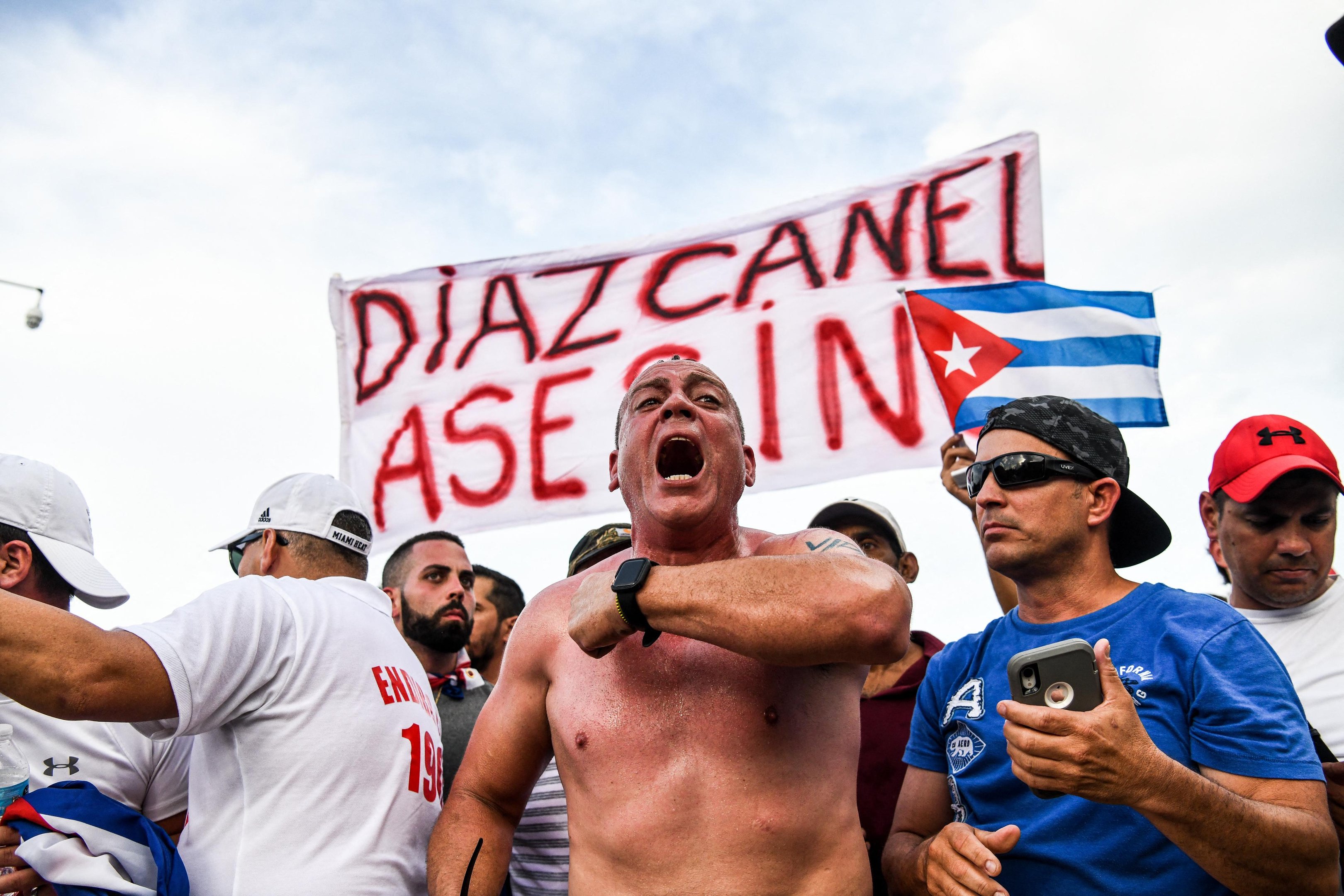 Um homem grita slogans durante um protesto para mostrar apoio aos cubanos que se manifestavam contra seu governo, em Miami, em 14 de julho de 2021.
