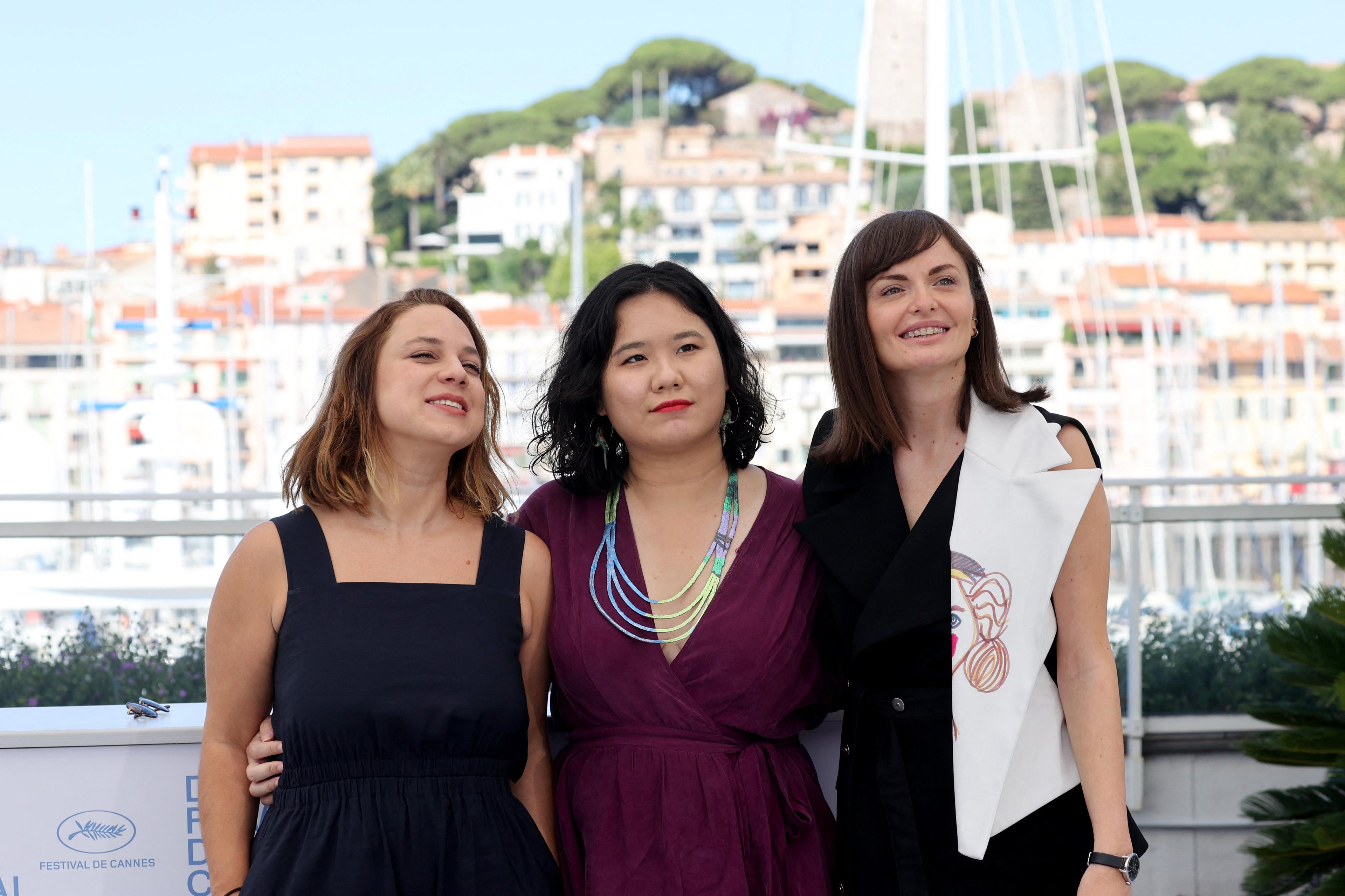 &Agrave; esquerda, a diretora brasileira Jasmin Tenucci, ao lado das diretoras Tang Yi e Marija Apcevska